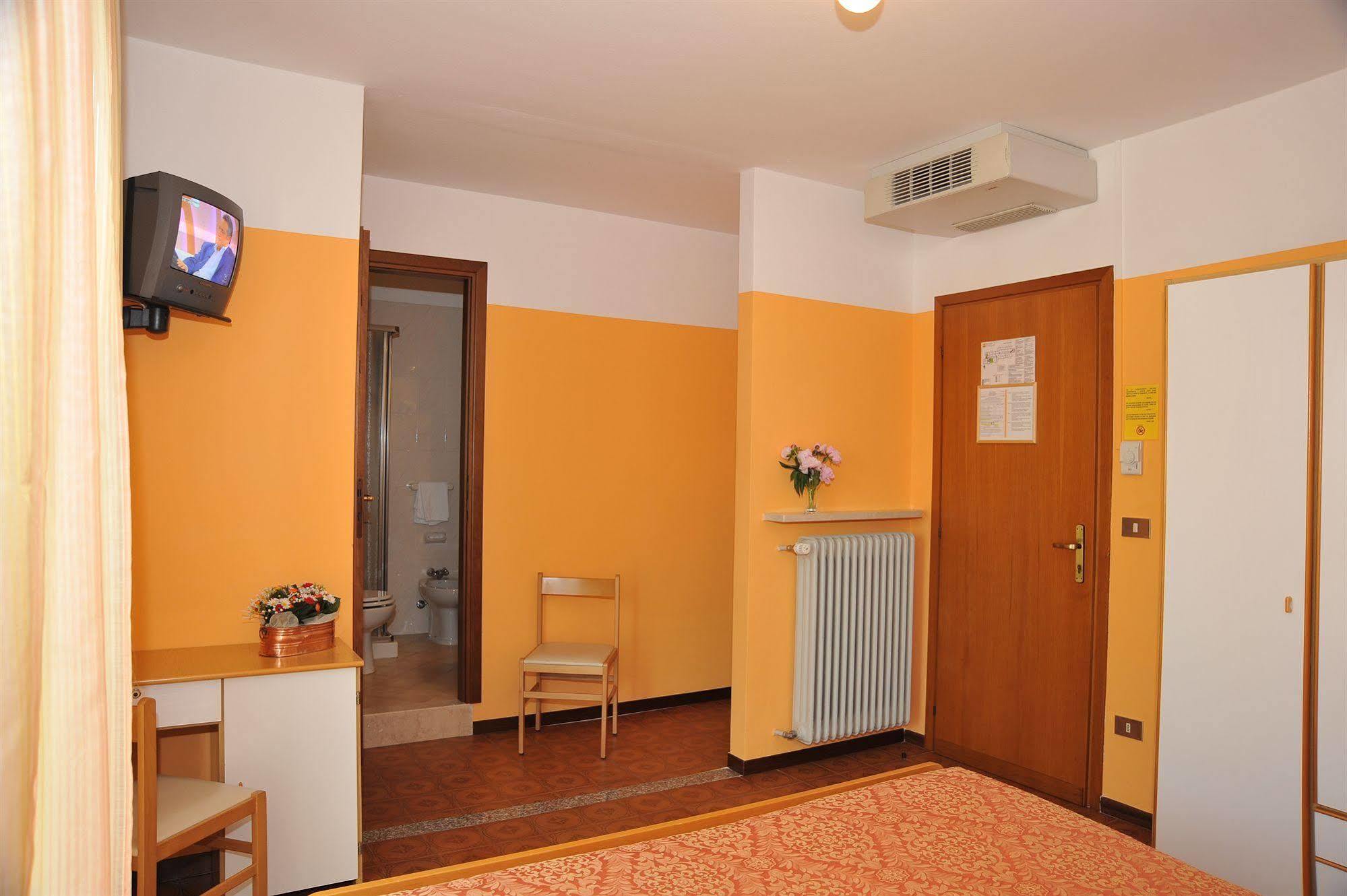 סירמיונה Hotel Marolda מראה חיצוני תמונה